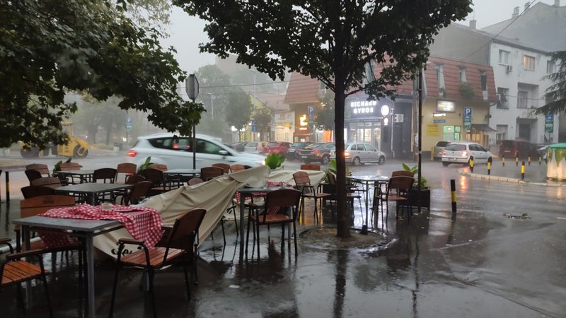 Beogradi goditet nga stuhia e breshërit